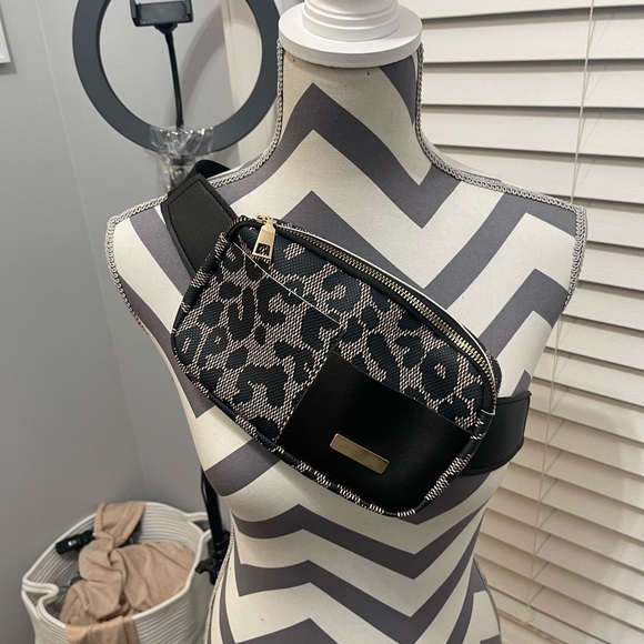 Crossbody bag new from Temu great condition, black and brown great gift - Picture 4 of 8